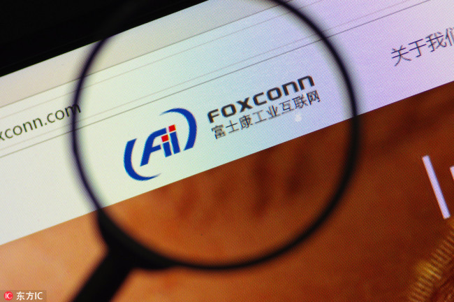 A Chinese netizen browses the website of Foxconn Technology Group in Ji'nan city, east China's Shandong province, 11 February 2018.[Photo: IC]