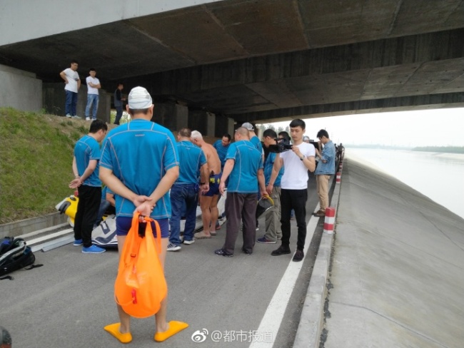 Police in Zhengzhou have found a body in a river, with matching appearance and characteristics to those of the Didi driver who was suspected of killing a female passenger last weekend. [Photo: Weibo/City Report]