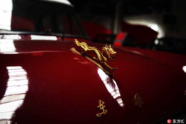 Logo on the hood of a Dongfeng CA71 at a museum in Beijing. [File Photo: IC]