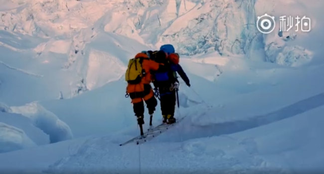 Xia Boyu climbs the world's highest peak Qomolangma for the fifth time. [Screenshot: China Plus]