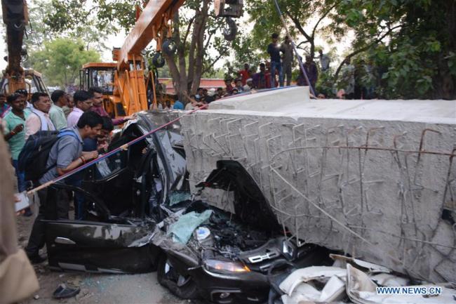 印度一座在建立交桥垮塌致18人死亡 18 killed as under-construction flyover collapses in India