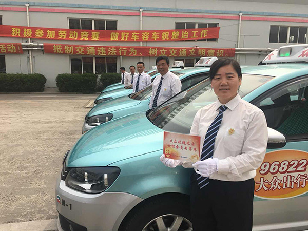 The "rose taxi" team of Shanghai Dazhong Taxi and Car Leasing Company created for female passengers. [Photo: thepaper.cn]