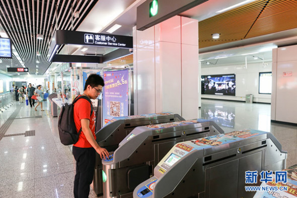 A passenger swipes his smart phone at a subway station in Beijing.(Photo/Xinhua)A passenger swipes his smart phone at a subway station in Beijing.[Photo: Xinhua]