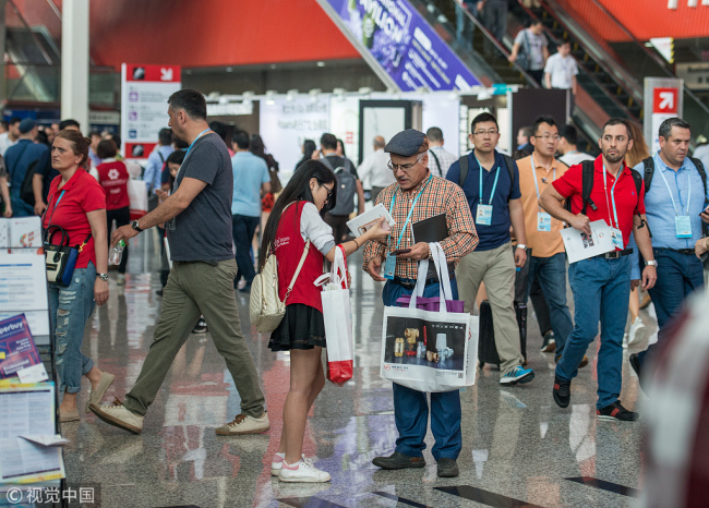 A foreign buyer asks information on e-commerce at the Canton Fair in Guangzhou, Guangdong Province, on April 23, 2017. [File photo: VCG]