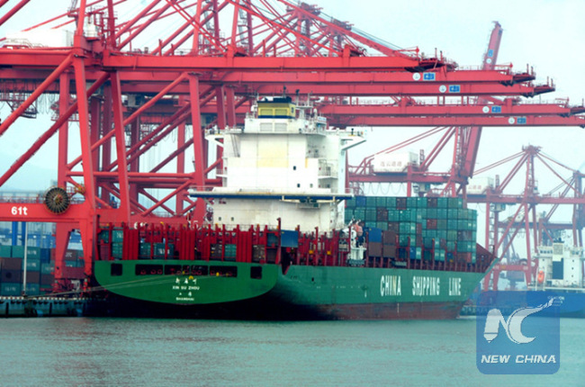 A bulk carrier freighted with goods on a pier in Lianyungang, East China [File Photo: Xinhua]