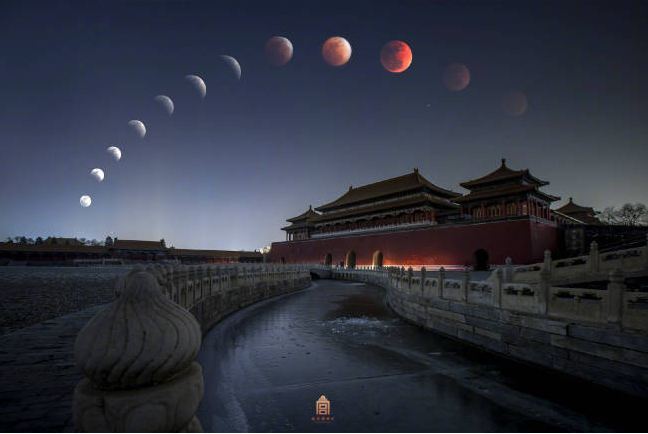 Palace Museum photographers capture an image of the "blue moon" over the Palace Museum on January 31, 2018. [Photo: Weibo account of the Palace Museum]