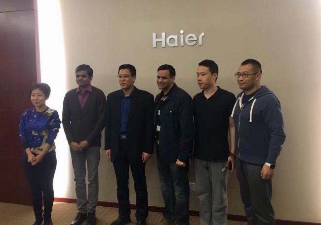 Song Yujun (third left), Vice President of Global Appliances of Haier and Director of Haier South Asia, receives a delegation from China Radio International at the company's headquarters in Qingdao, Shandong. [Photo: China Plus]