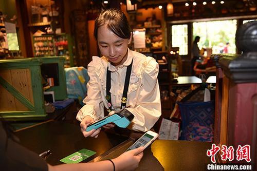 Wechat Pay can be used in the Hong Kong Disneyland starting from May 24, 2018. [Photo: Chinanews.com]