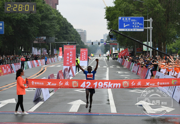 Ethiopian runner Tulu Feleke Darsema claimes the title in 2 hours 28 minutes and 1 second at the Changchun International Marathon 2018.[Photo: jlradio.cn]
