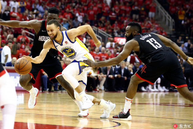 Golden State Warriors guard Stephen Curry (30) dribbles the ball past Houston Rockets guard James Harden (13) during the second half in game seven of the Western conference finals of the 2018 NBA Playoffs at Toyota Center.[Photo: IC]