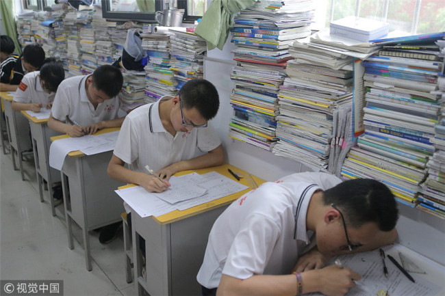 中国学生们备战高考 Chinese students prepares for college entrance exam