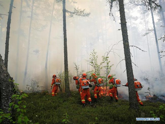 Firefighters work to extinguish the blaze at a forest in the Greater Hinggan Mountains, North China's Inner Mongolia autonomous region, June 3, 2018. [Photo/Xinhua]