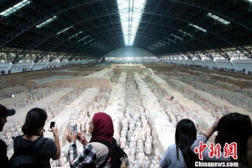 Tourists visit the Emperor Qinshihuang's Mausoleum Site Museum in Xi'an, Shaanxi province. [File photo: Chinanews.com]