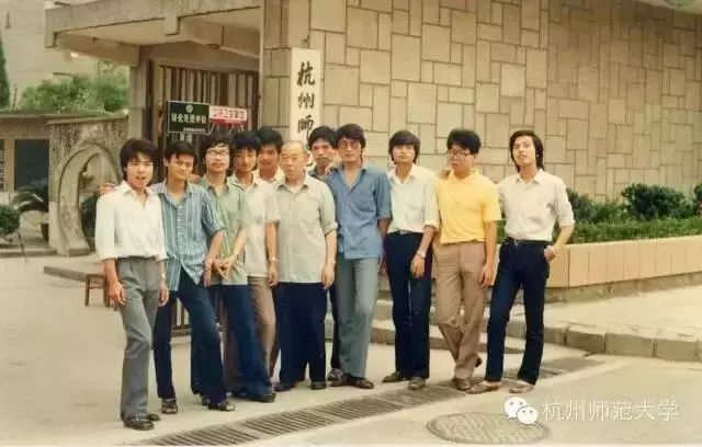 Jack Ma with his teachers and schoolmates at Hangzhou Normal University [Photo: Hangzhou Normal University WeChat]