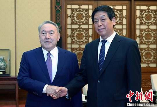 China's top legislator Li Zhanshu shakes hands with Kazakh President Nursultan Nazarbayev in Beijing on Friday, June 08, 2018. [Photo: Chinanews.com]