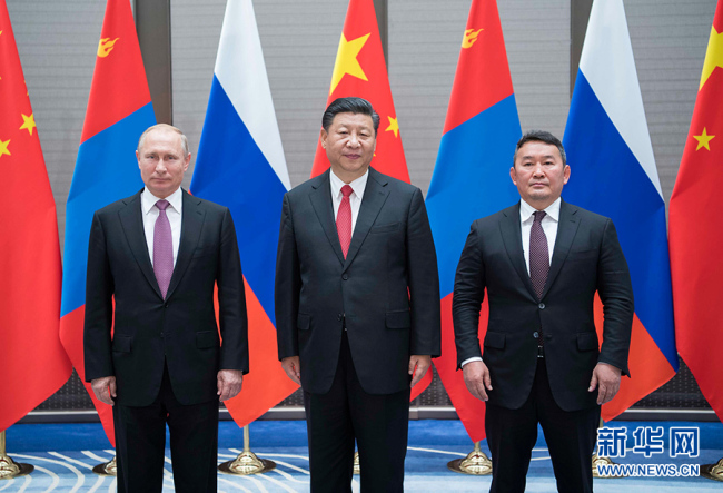 Chinese President Xi Jinping (C), Russian President Vladimir Putin (L) and Mongolian President Khaltmaa Battulga attend a trilateral meeting in Qingdao, east China's Shandong Province, June 9, 2018. The trilateral meeting, the fourth of its kind, was chaired by Xi Jinping. [Photo: Xinhua] 