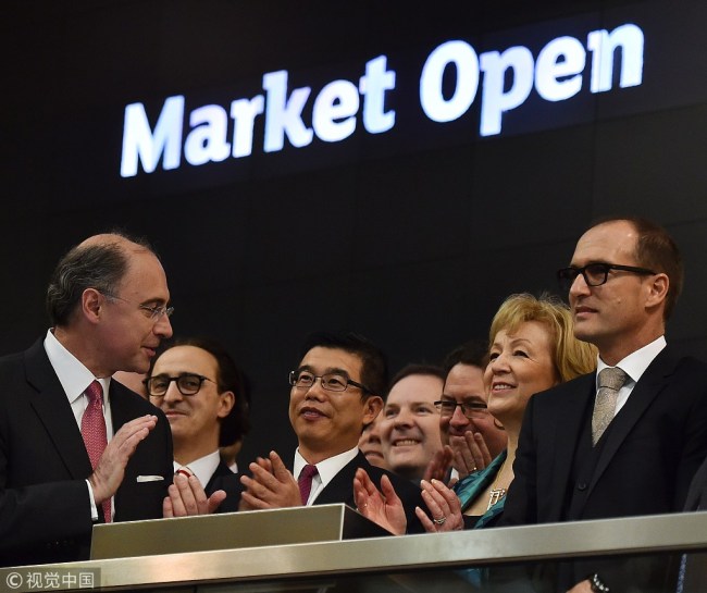 Xavier Rolet (L) Chief Executive Officer of the London Stock Exchange Group and Dr Hu Zhanghong (3rd L), Chief Executive Officer of the China Construction Bank, are pictured during the opening of the market at the London Stock Exchange in London on March 25, 2015. The London Stock Exchange on Wednesday launched a product allowing small investors exposure to Chinese bond markets in the local currency, building on the British capital's status as a global financial hub. [File photo: VCG]