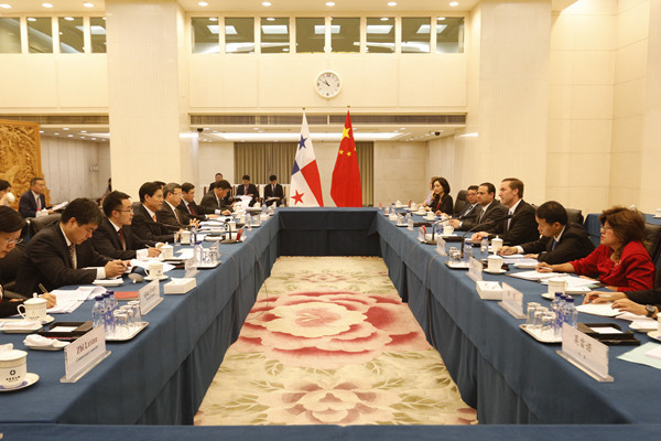Chinese Minister of Commerce Zhong Shan (front, right) and Panamanian Minister of Trade and Industry Augusto Arosemena co-chair the first Joint Economic and Trade Committee Meeting between the Chinese and Panamanian governments in Beijing on June 12 2018. [Photo: Chinese Ministry of Commerce]