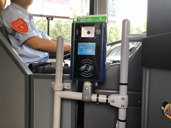Shanghai residents use a WeChat mini app to pay their bus fare. [Photo: thepaper.cn]