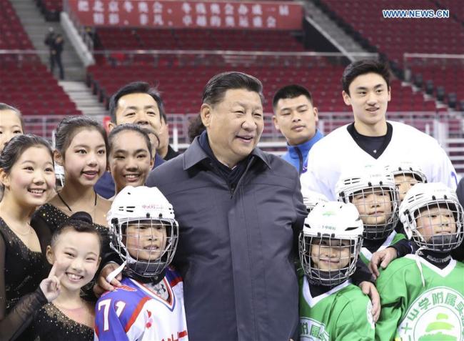 Chinese President Xi Jinping poses for a group photo with ice hockey and skating fans at the Wukesong Arena in Beijing, Feb. 24, 2017. [Photo: Xinhua]