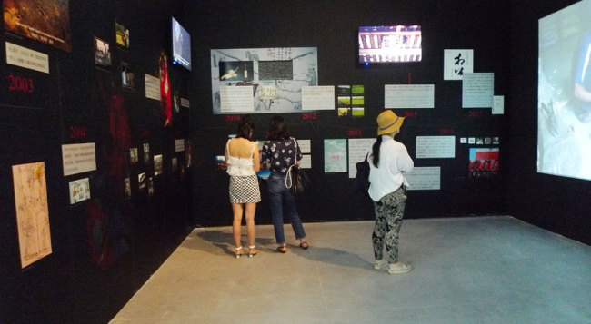 Visitors review the Paddy Film art project at the annual display of China's Contemporary Art, which formally opened on June 24, 2018. [Photo: China Plus]
