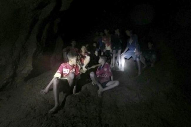 失踪近10天的少年足球队成员全都活着  13 missing footballers found alive, safe in Thai cave