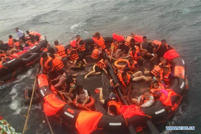 泰国翻船事故中遇难人数升至40人 40 killed after boats capsize in southern Thailand