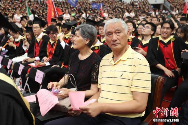 Yao Ming's parents attend the graduation ceremony of Shanghai Jiao Tong University on Sunday, July 8, 2018. [Photo: Chinanews.com]