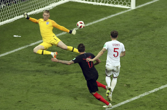 Croatia's Mario Mandzukic, 2nd right, scores his side's second goal during the semifinal match between Croatia and England at the 2018 soccer World Cup in the Luzhniki Stadium in Moscow, Russia, Wednesday, July 11, 2018. [Photo: AP/Thanassis Stavrakis]