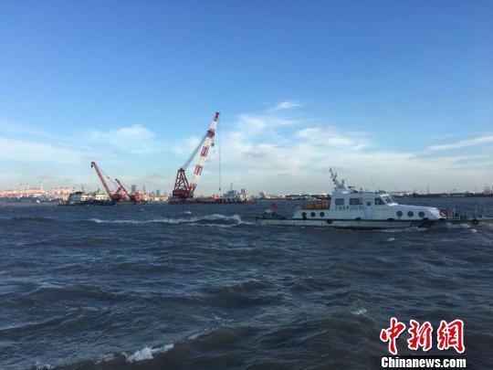 Rescuers search for the missing people after a cargo ship sank off Shanghai early Sunday morning, July 15, 2018. [Photo: Chinanews.com]