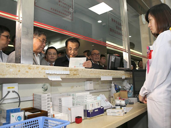 Premier Li Keqiang at a hospital [Photo: gov.cn]