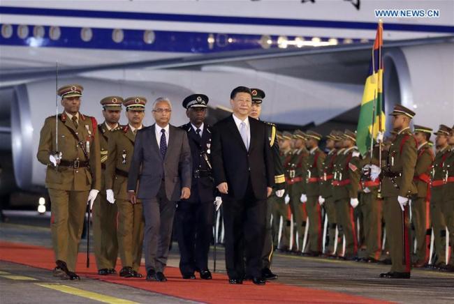 Chinese President Xi Jinping (C) inspects the guard of honor during a welcoming ceremony held by Mauritian Prime Minister Pravind Jugnauth at the airport in Port Louis July 27, 2018. Xi arrived in Port Louis on Friday for a friendly visit to Mauritius. [Photo: Xinhua/Ding Lin]