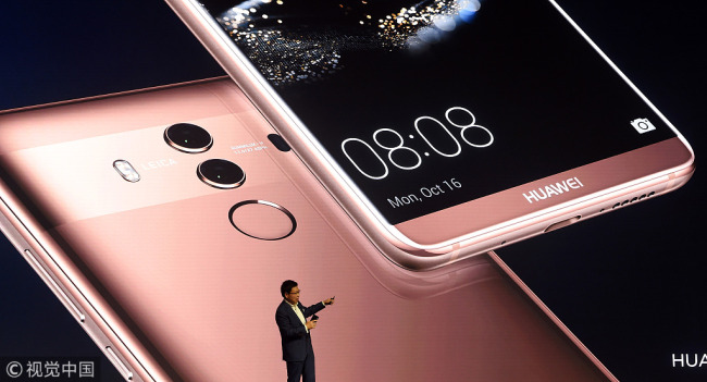 Richard Yu, CEO of Chinese Huawei Consumer Business Group, presents the new Huawei Mate 10 high-end smartphone in Munich, southern Germany, on October 16, 2017. [Photo: VCG]