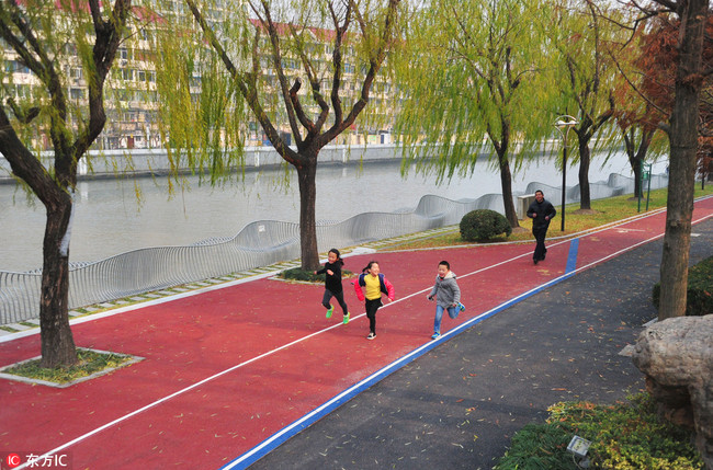 Children run on a fitness trail in Shanghai. [File photo: IC]