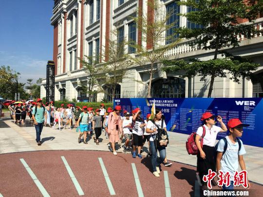 A group of high school students walk to an upcoming World Educational Robot contest held in Xiamen on August 5.[Photo: Chinanews.com]