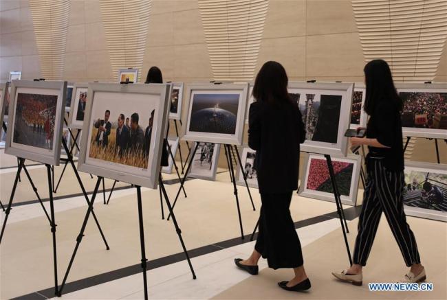 People visit the photo exhibition "China's economic reform -- 40 years in the making" in New York, the United States, on Aug. 8, 2018. [Photo: Xinhua]