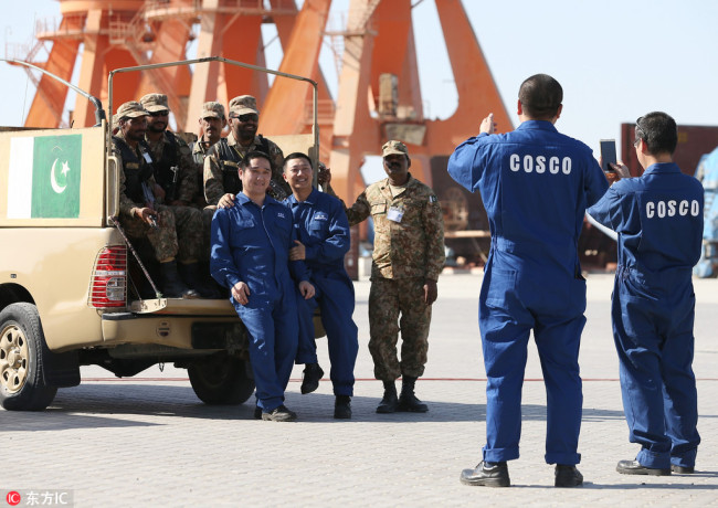 Pakistani soldiers and Chinese staff pose for a photo during the opening of a trade project in Gwadar port, west of Karachi on November 13, 2016. [File photo: IC]