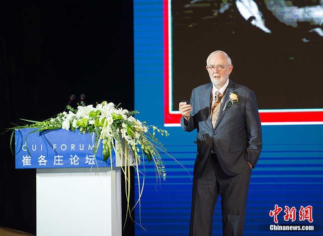 Arthur B. McDonald, winner of the 2015 Nobel Prize for Physics, deliveres a keynote speech at the Cui Forum, Cuigezhuang, Beijing’s Chaoyang District, August 10, 2018. [Photo: Chinanews.com]