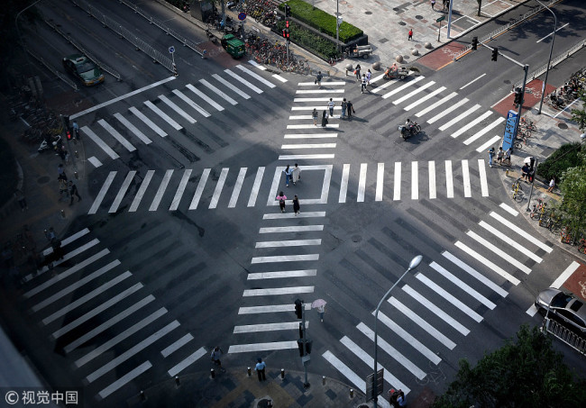 Beijing's first scramble crossing was put to use on Friday, August 17, 2018 in Shijingshan District. [Photo: VCG]