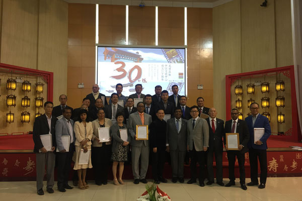 Guests taking part in the celebrations to mark the 30th anniversary of the China Cultural Center in Mauritius take a group photo on Friday, August 17, 2018 in the Mauritian capital Port Louis. [Photo: China Plus]