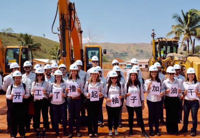 Group pictures of the construction workers from China and Brazil.[Photo: China Plus]