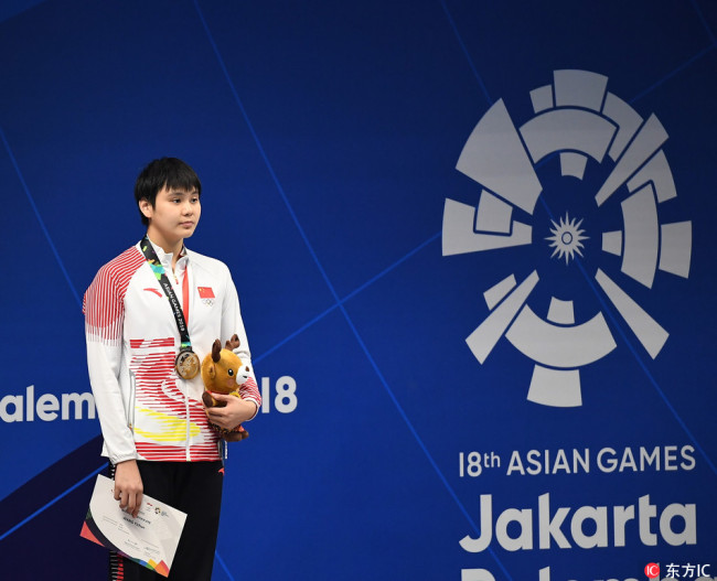 Wang Yichun at the award ceremony of women's 50 meter butterfly at the Asian Games in Jakarta, Indonesia on August 20, 2018. [Photo: IC]