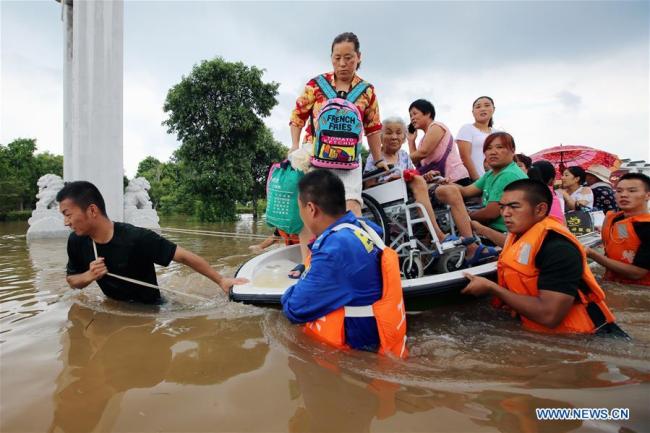 Rescuers transfer the flood-stranded people in Huaibei City, east China's Anhui Province, Aug. 19, 2018. [Photo: Xinhua]