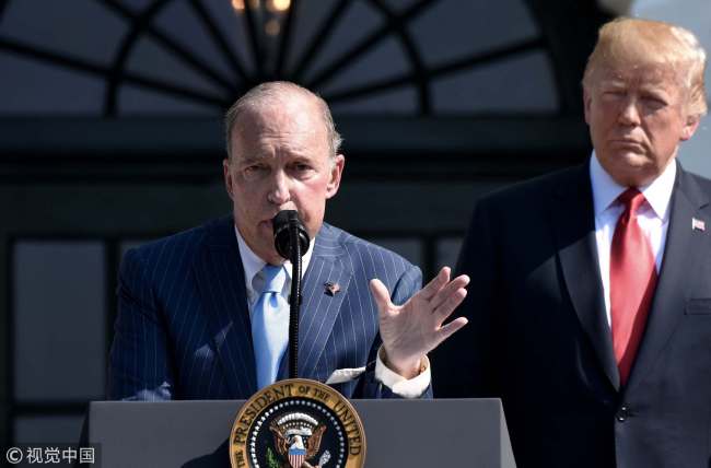 Larry Kudlow (L) speaks as President Donald Trump looks in the South Lawn of the White House, July 27, 2018. [Photo：VCG]