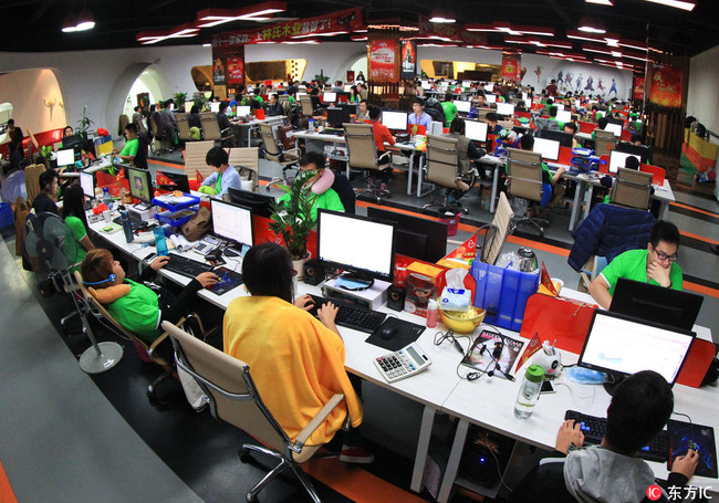 Chinese employees work at midnight at a e-commerce company in Foshan city, south China´s Guangdong province, 10 November 2014. [File Photo:IC]