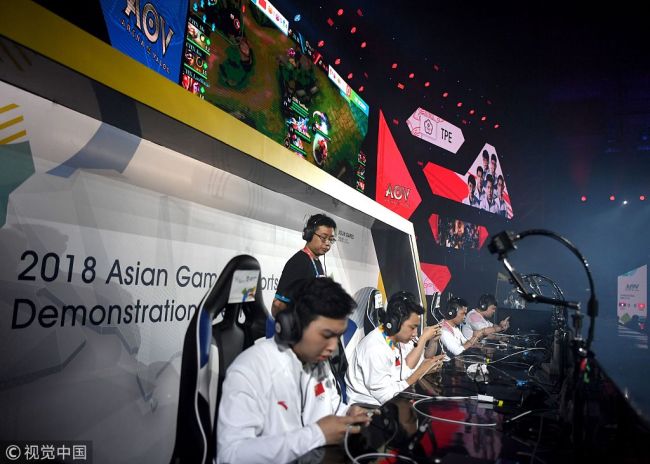 The Chinese team battles against Taiwan at the eSports "Arena of Valor" tournament as an exhibition sport at the 2018 Asian Games in Jakarta on August 26, 2018. [Photo: VCG]