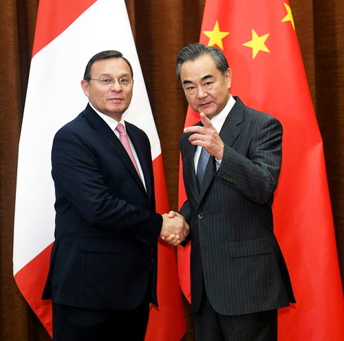 Chinese State Councilor and Foreign Minister Wang Yi (R) meets with Peruvian Foreign Minister Nestor Francisco Popolizio Bardales in Beijing on Tuesday, August 28, 2018. [Photo: fmprc.gov.cn]