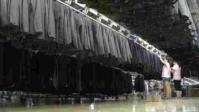 Mass production of suits at Hodo factory in Wuxi, Jiangsu Province. [Photo: CGTN]