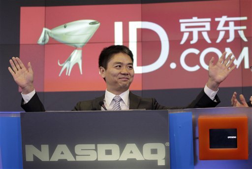 Liu Qiangdong, CEO of JD.com, raises his armsprior to the opening of the Nasdaq market, Thursday, May 22, 2014 in New York. JD.com, China's No. 2 e-commerce service, is headquartered in Beijing. [Photo: AP/Mark Lennihan]