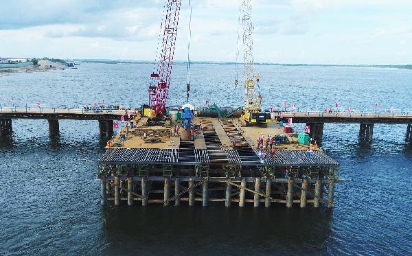 Work on the long-awaited highway bridge project across the Heilongjiang River, also known as the Amur River in Russia, is progressing smoothly in Heihe, a border city in Northeast China's Heilongjiang Province.